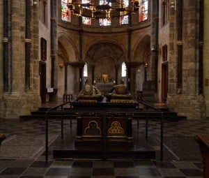 Het grafmonument van graaf Gerard IV van Gelre en Margaretha van Brabant. Gezien ovanuit het westen. Op de achtergrond het koor.