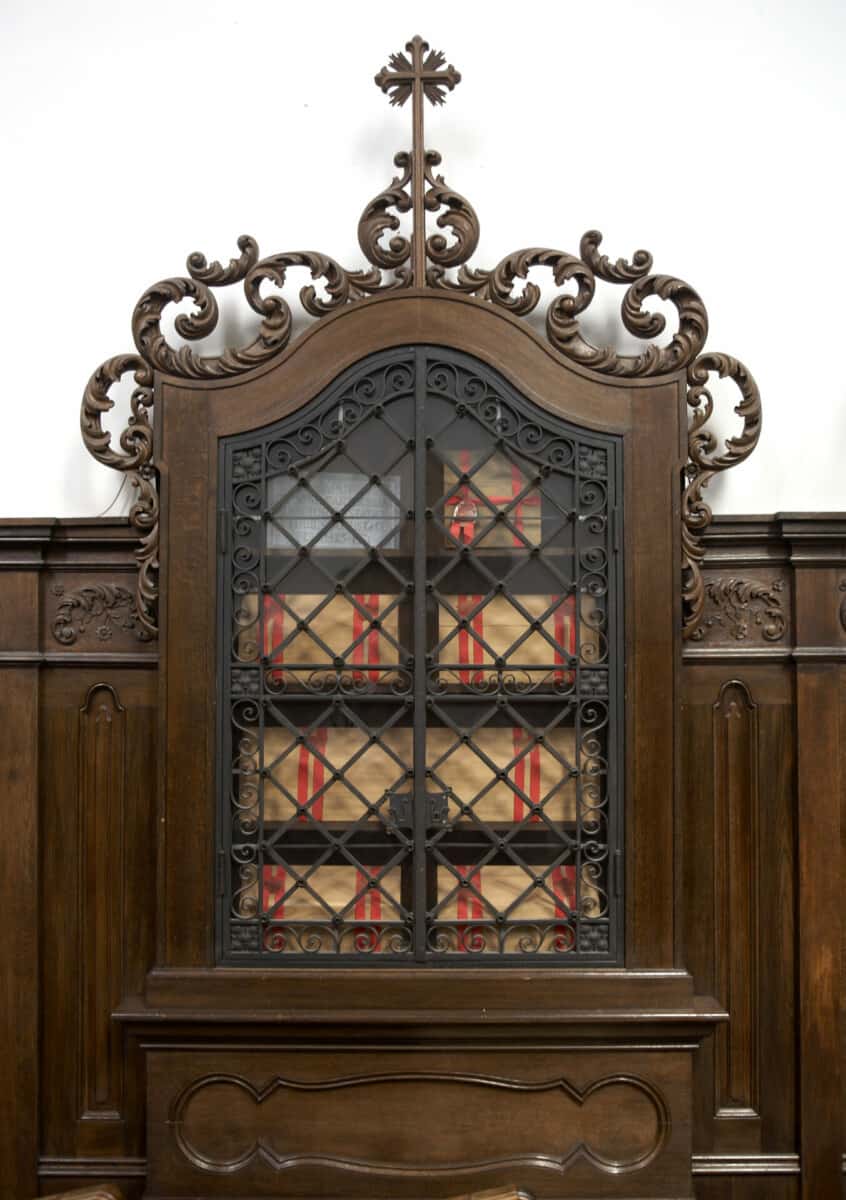 Reliekkast uit 1934, één van twee reliekkasten waarin het gebeente van de in 1572 vermoorde kartuizermonniken wordt bewaard. Caroluskapel Roermond.