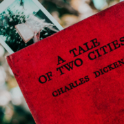 Roodboek van Charles Dickens met als titel: A Tale of Two Cities