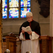 Ere-kanunnik. Theo Willemsen in de rechterkoorbanken van de Sint-Christoffelkathedraal in de liturgische koorkleding